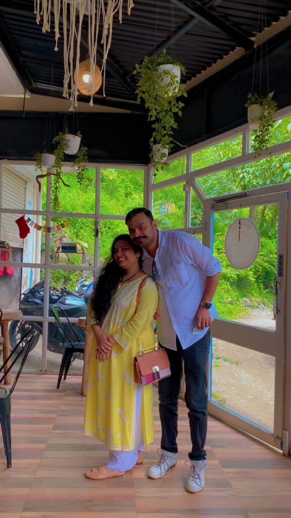 Kasauli Weekend Trip from Delhi: A Birthday Getaway in the Hills 16 couple click at the cafe